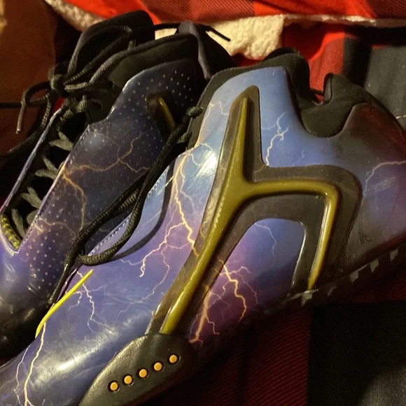 They been worn once and that’s it the size shoe is 9.5 in MENS - Picture 4 of 5